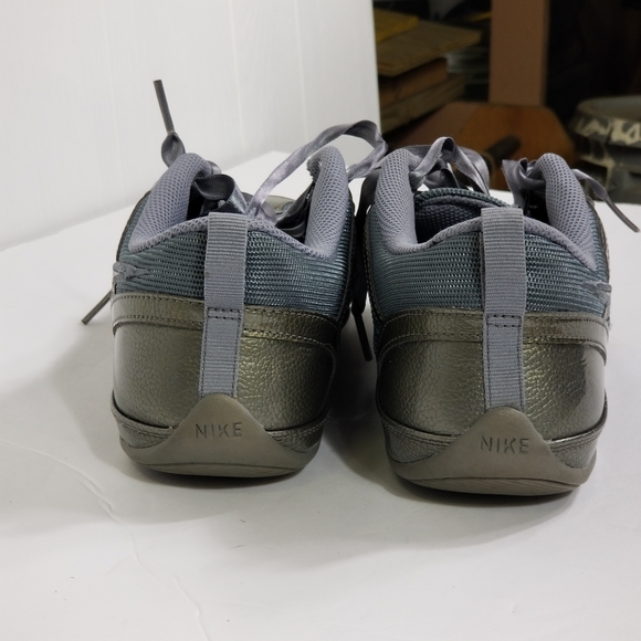 Nike shoes silver size 6.5 - Picture 4 of 9